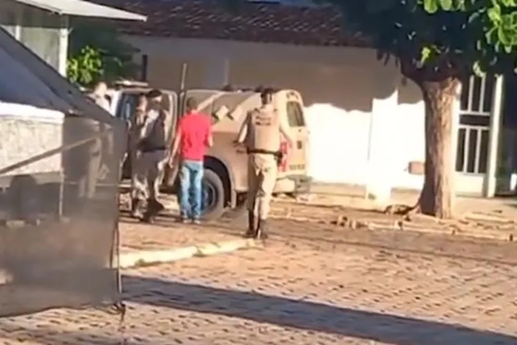 Prefeitura de Rio do Antônio chama a PM e manda demolir trailer de comerciante