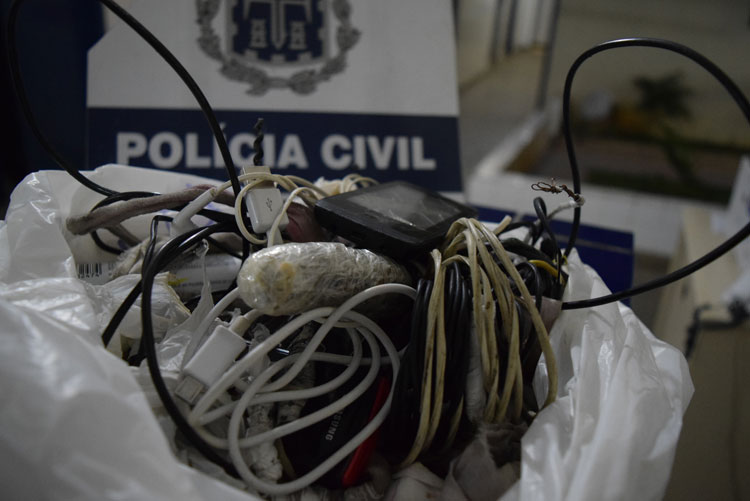 Celulares, drogas e lâminas são encontradas durante vistoria na cadeia de Brumado