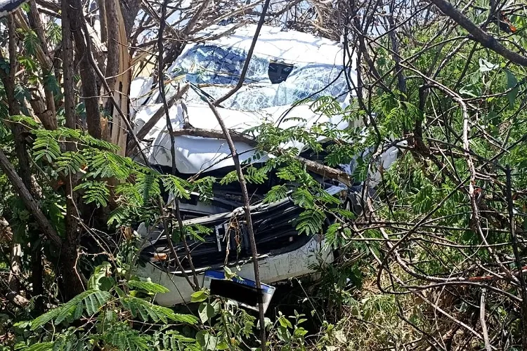 Motorista fica preso às ferragens após acidente na BA-152 em Livramento de Nossa Senhora
