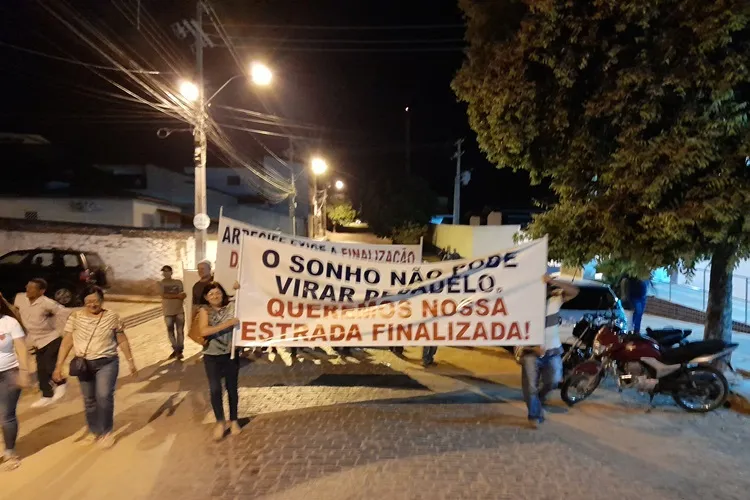 Moradores do Arrecife cobram conclusão da pavimentação asfáltica em Brumado