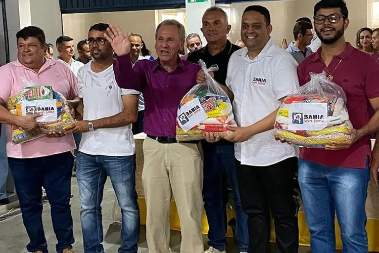 Bahia Sem Fome entrega 300 cestas básicas às famílias atingidas pela seca em Dom Basílio
