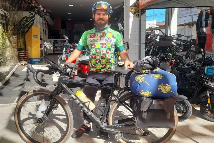 De passagem por Brumado, ciclista saiu de Fortaleza com destino ao Uruguai e Argentina