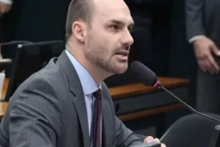 Alexandre de Moraes prorroga inquérito que investiga Eduardo Bolsonaro