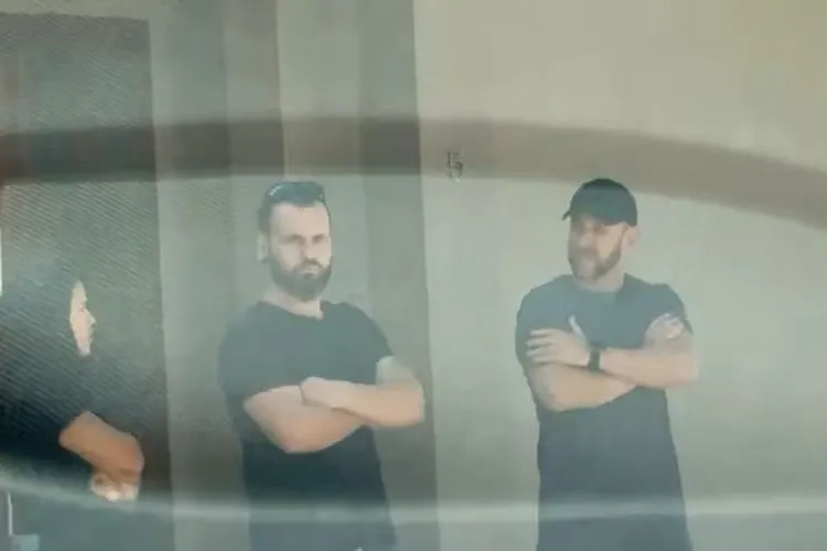 Policiais monitoram casa de Jair Bolsonaro sem uniforme e sem armas à mostra