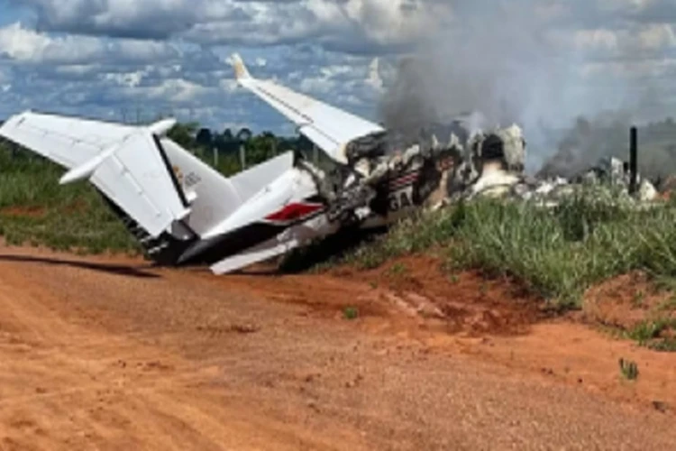 Avião com deputado federal faz pouso forçado e pega fogo em Rondônia