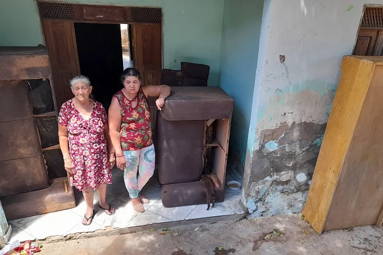 Brumado: Famílias desalojadas pela chuva recebem doações de voluntários e igrejas