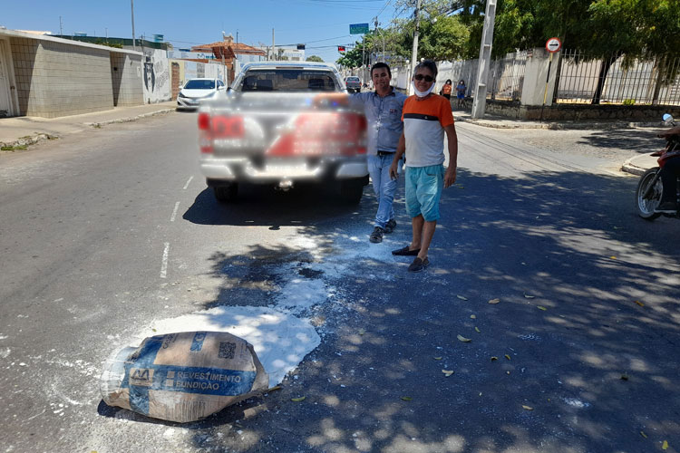 Brumado: Cansado de esperar, empresário tapa buraco na Otávio Mangabeira com gesso