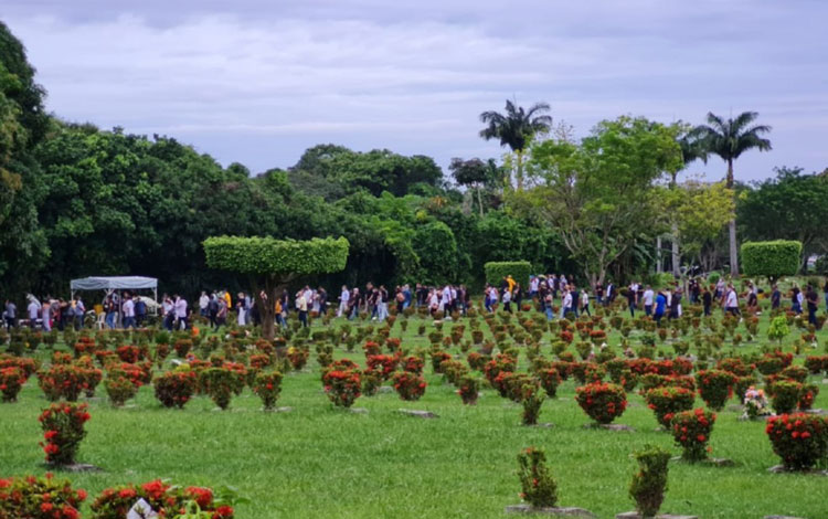 Corpo de Henrique Bahia, produtor de Marília Mendonça é enterrado em Salvador
