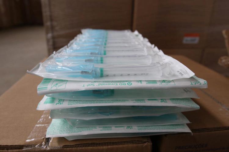 Governo da Bahia recebe 4 milhões de seringas para vacinação da Covid-19 