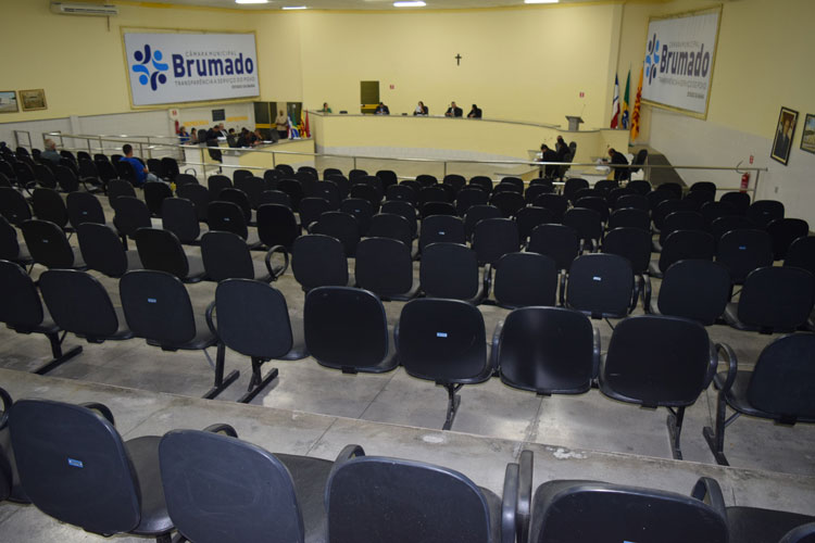 Brumado: Vereadores pedem esclarecimentos sobre remanejamento de recursos e retira projeto do executivo de pauta