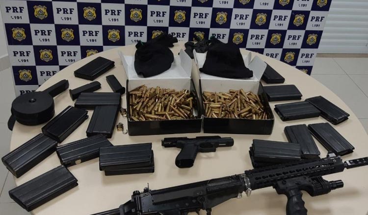 Vitória da Conquista: Mulher é presa com fuzil e pistola em ônibus