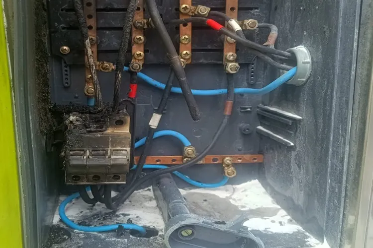 Curto circuito em loja deixa funcionários e clientes assustados em Brumado