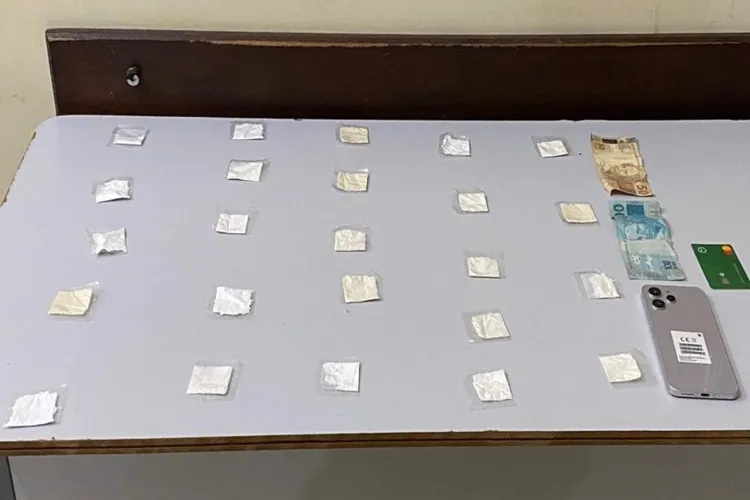 Homem capota carro após fugir de abordagem da PM em Macaúbas