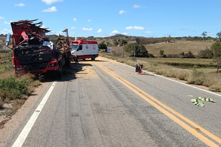 Homem de 41 anos morre em colisão entre dois caminhões na BR-030 em Brumado
