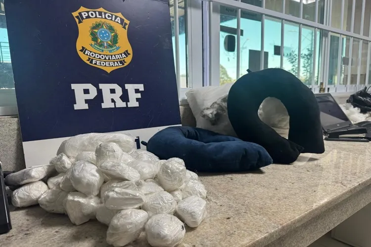 PRF apreende 4,5 kg de cocaína em travesseiros e almofadas em Vitória da Conquista