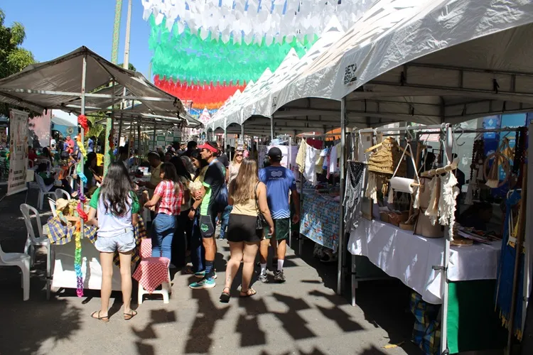 Brumado: Feira da Agricultura Familiar atrai grande público até a Praça Armindo Azevedo