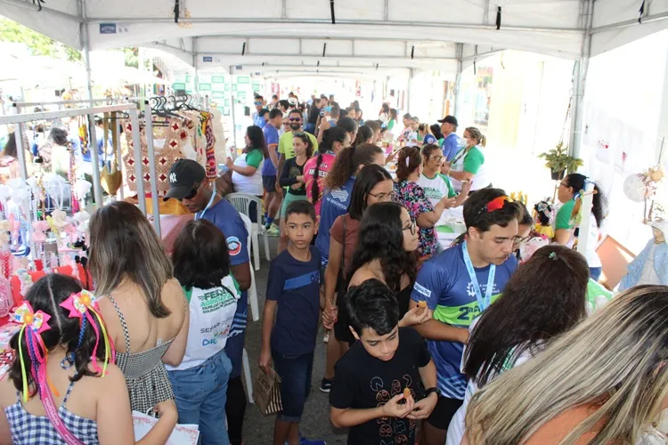 Brumado: Feira da Agricultura Familiar atrai grande público até a Praça Armindo Azevedo