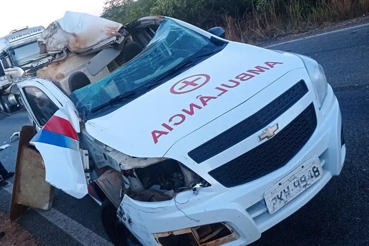 Ambulância de Riacho de Santana se envolve em acidente na BR-430 em Igaporã