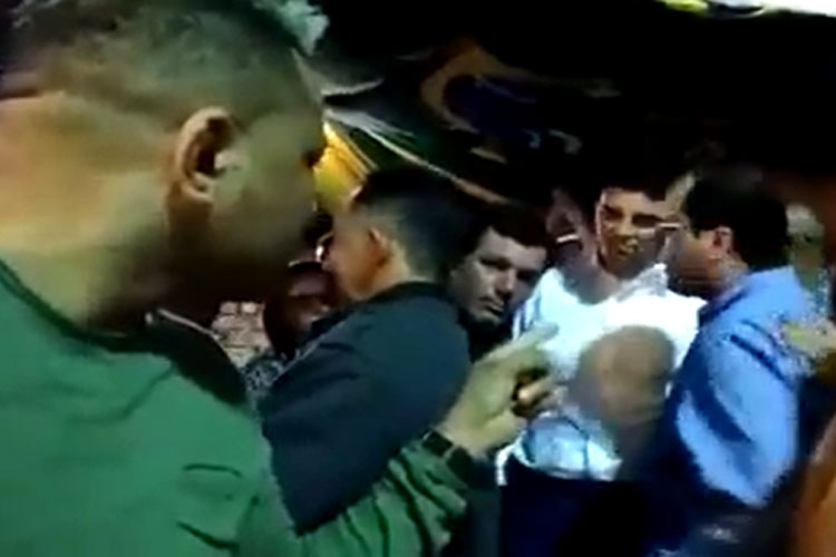 Cidadão protesta contra prefeito de Jussiape e deputado federal Cláudio Cajado
