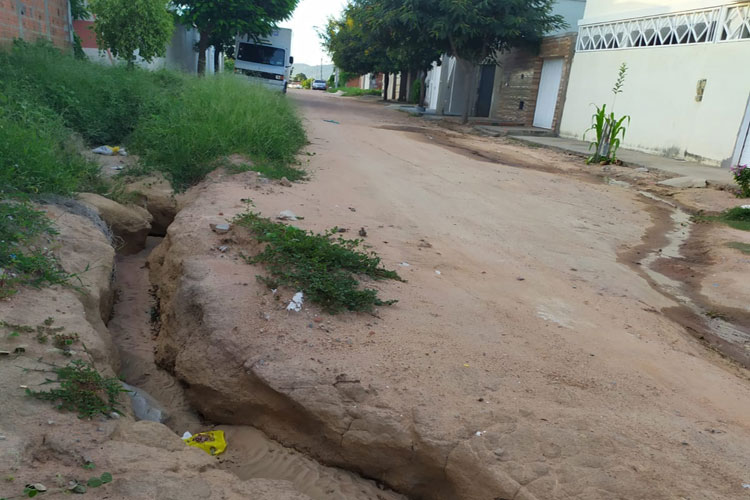 Guanambi: Moradores do Bairro Floresta cobram reparos nas vias sem calçamento