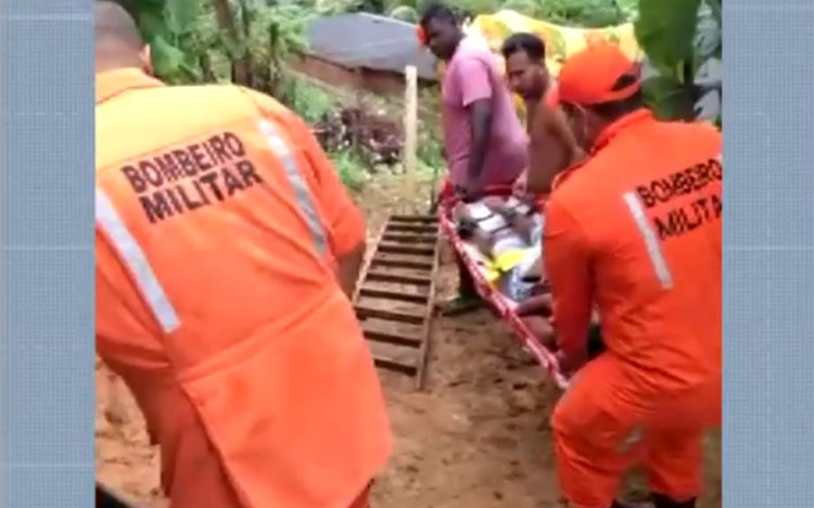 Mulher dá à luz em morro e bombeiros utilizam corda para retirar mãe e filha em Ilhéus