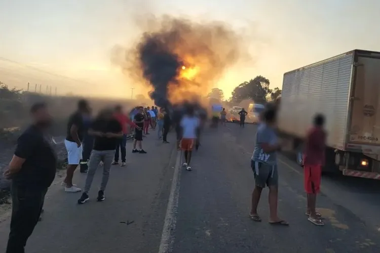Manifestantes bloqueiam trecho da BA-262 em Vitória da Conquista