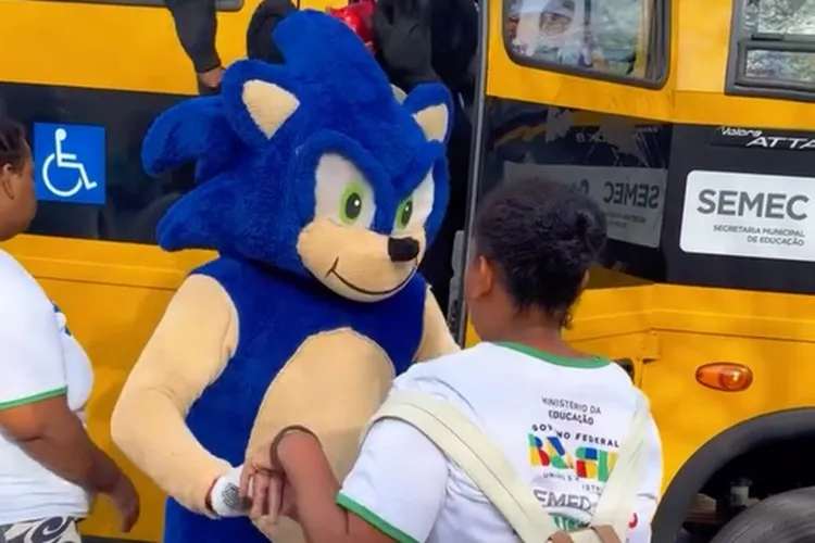 Prefeito de Brumado dirige ônibus escolar e participa de ação especial na Apae