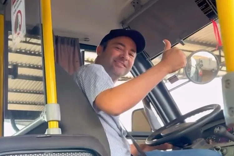 Prefeito de Brumado dirige ônibus escolar e participa de ação especial na Apae