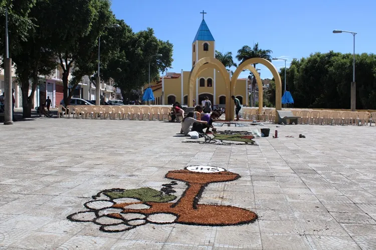 Brumado: Jovens mantém tradição de confeccionar tapete para celebrar o Corpus Christi