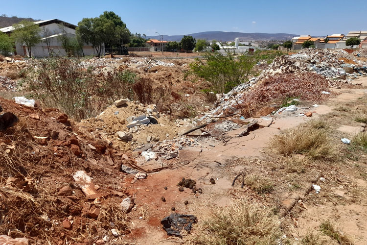 Despejo de entulho volta a gerar transtornos na Avenida Dino Cotrim em Brumado