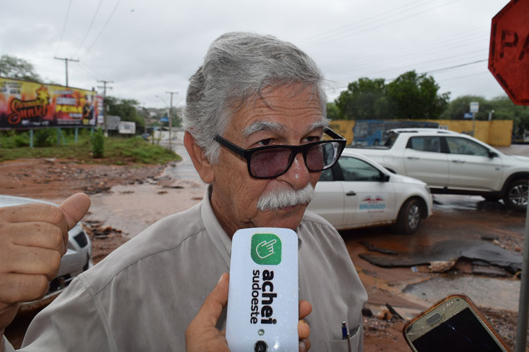 Prefeito se posiciona sobre queda de uma parte das galerias pluviais do Riacho do Bufão em Brumado