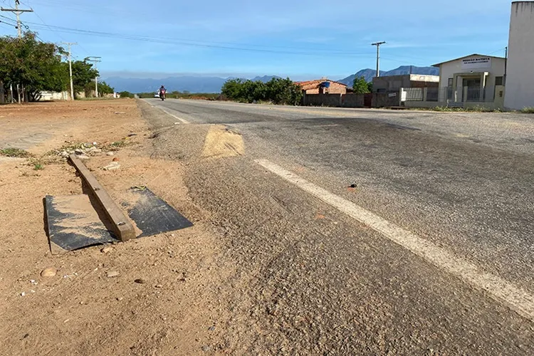 Falta de sinalização coloca condutores em risco na BA-148 em Livramento de Nossa Senhora