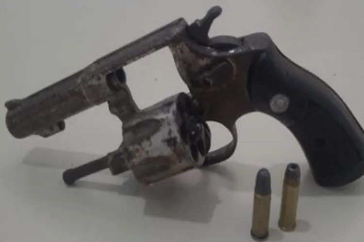 Vitória da Conquista: Homem é preso por porte ilegal de arma e tráfico de drogas