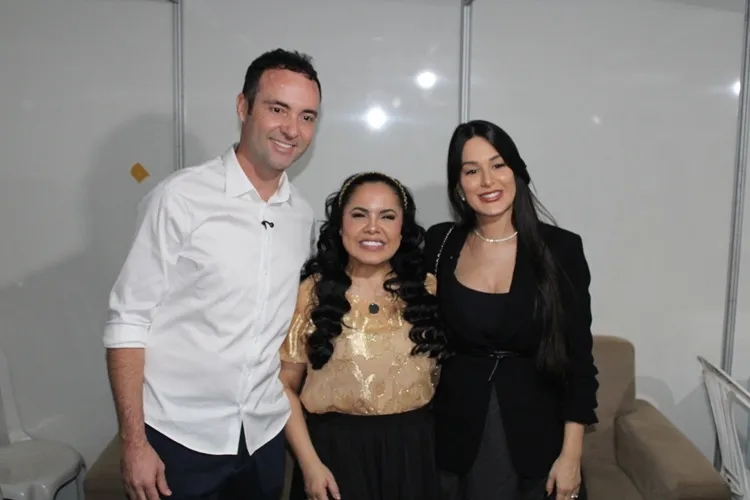 Cassiane sobe ao palco e celebra os 148 anos de Brumado