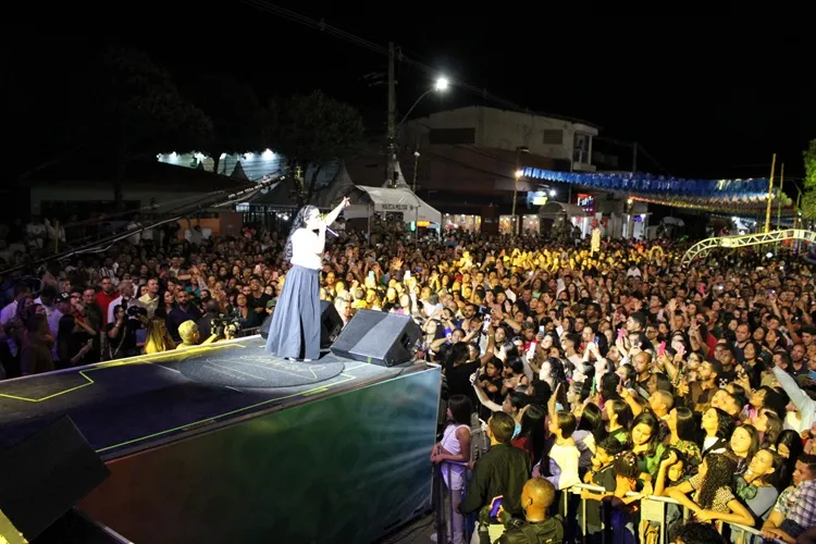 Cassiane sobe ao palco e celebra os 148 anos de Brumado