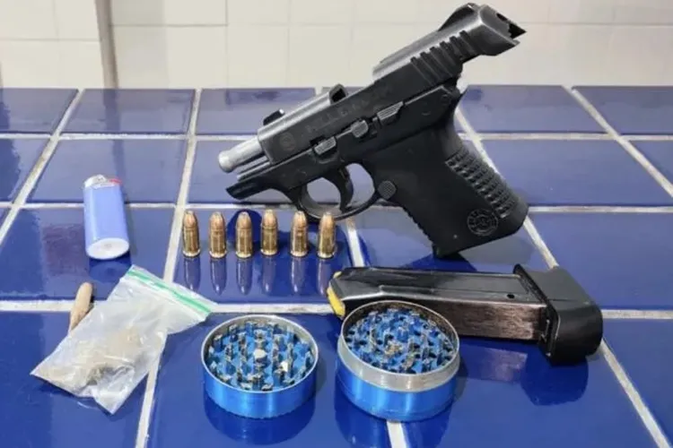 PRE apreende arma e drogas durante abordagem na BA-262 em Brumado