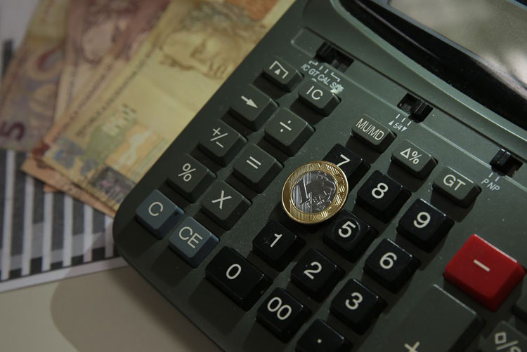 Mercado estima inflação de 7,65% no ano, acima do teto da meta do Banco Central