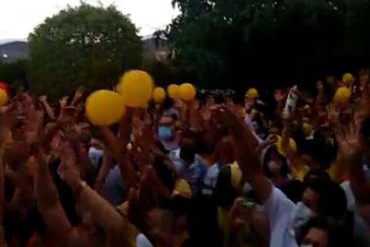 Multidão se aglomera em convenção do prefeito da cidade de Paramirim