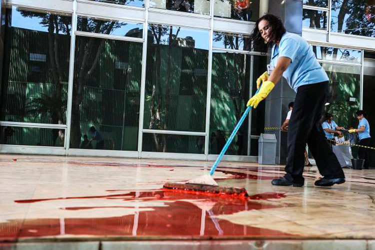 Grupo pede 'Lula livre' e joga tinta vermelha na entrada do Supremo