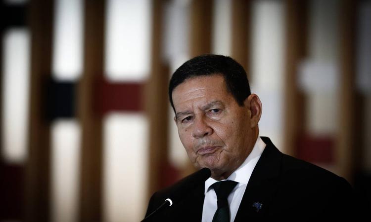 Hamilton Mourão é diagnosticado com Covid-19 e fica isolado