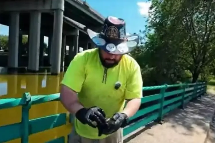 Casal acha cofre com mais de R$ 500 mil durante 'pesca magnética' em Nova York