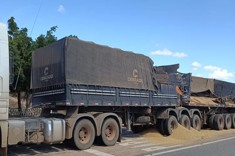 Homem de 41 anos morre em colisão entre dois caminhões na BR-030 em Brumado