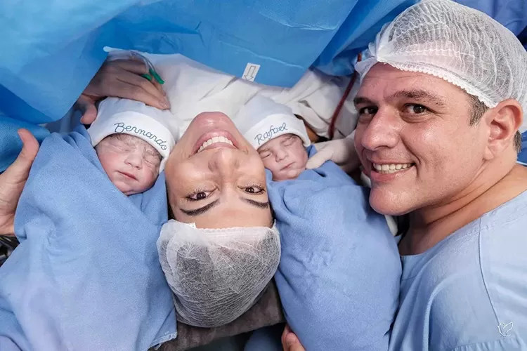 'Sempre foi um sonho', diz mãe de bebê que nasceu empelicado em Salvador