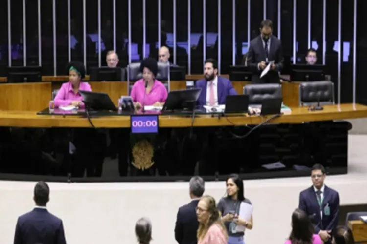 Câmara aprova 'licença menstrual' em pacote de projetos da pauta feminina