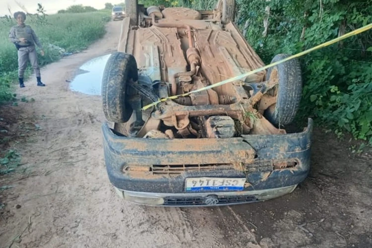 Capotamento é registrado em Serra do Ramalho e condutor abandona veículo após acidente