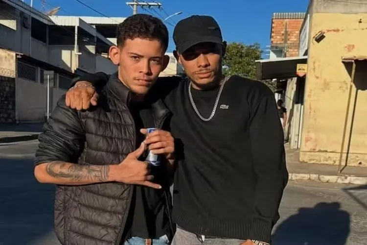 Acidente entre três veículos deixa dois mortos em Firmino Alves