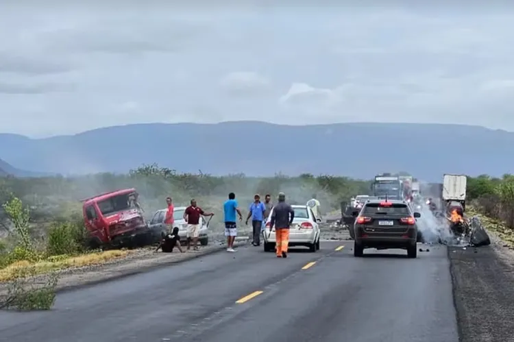 Casal morre após carro bater com caminhão-guincho e pegar fogo em Jaguarari