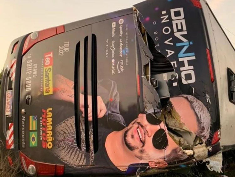 Alagoas: Ônibus do cantor Devinho Novaes tomba na BR-101 e saxofonista morre