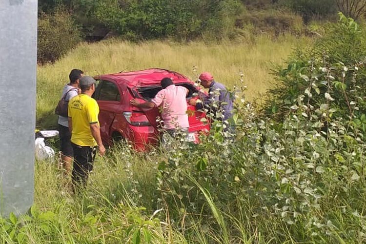 Brumado: Carro sobra no contorno do anel rodoviário e capota à margem da BR-030