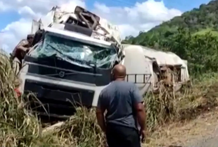 Ipiaú: BR-330 é interditada após carreta que transportava combustíveis tombar